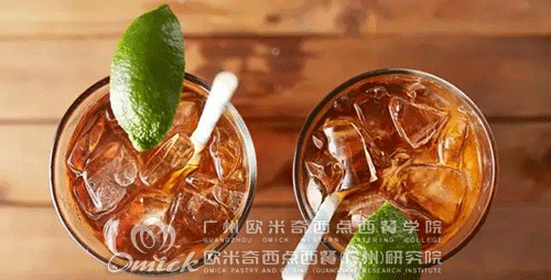 加在你咖啡杯里的冰塊，大小形狀都會影響口感
